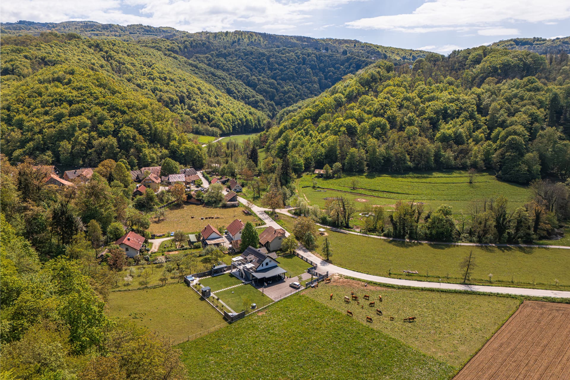 Dolina Šutna z Villo Loti sredi zelenja