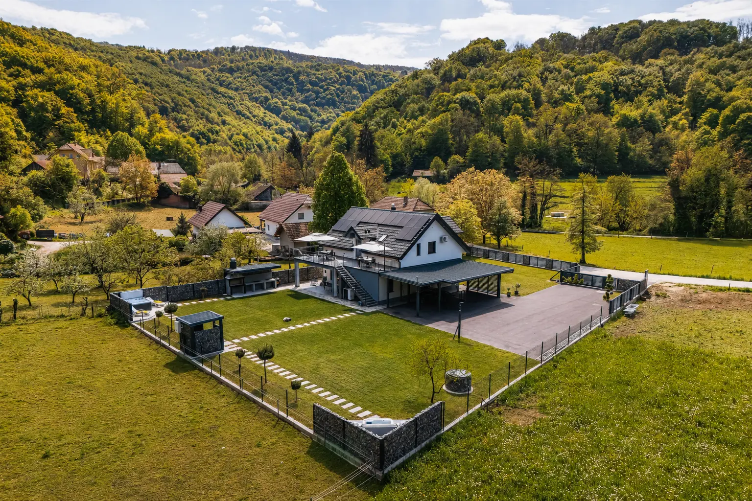 Pogled iz zraka na Villo Loti in okoliške travnike