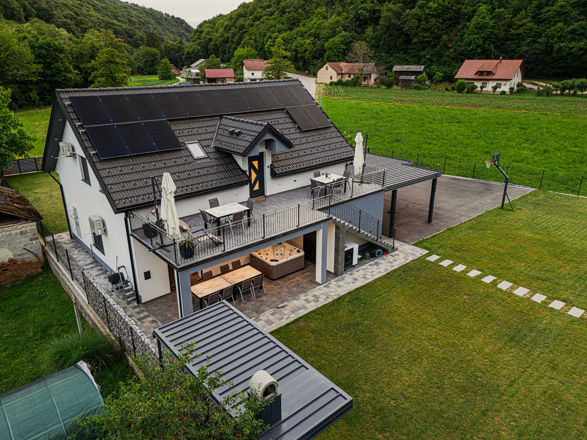 Villa Loti iz zraka s košarkarskim igriščem