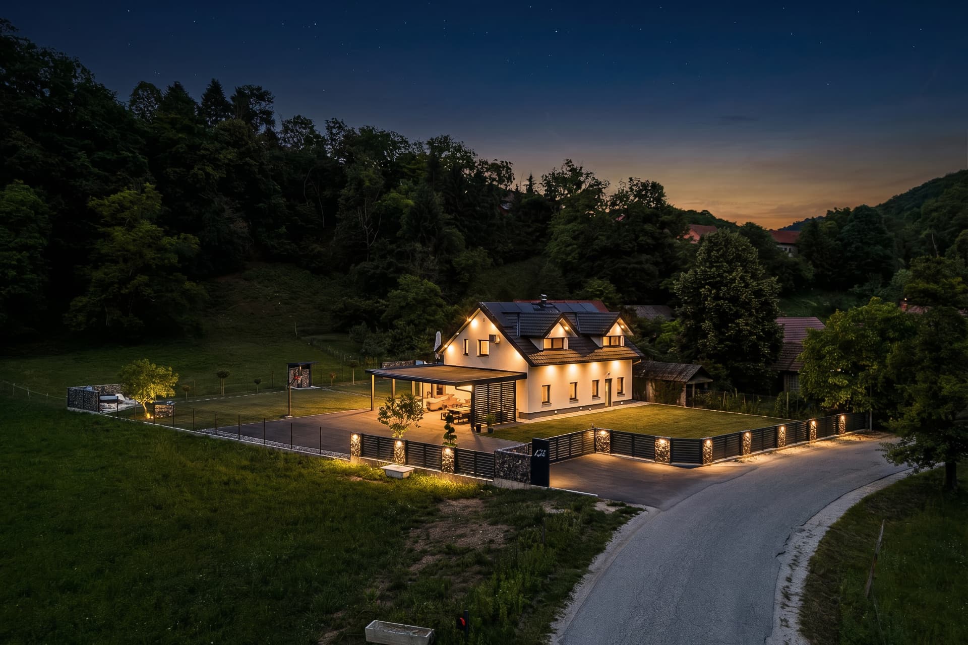 Villa Loti v mraku, osvetljena z zunanjimi lučmi