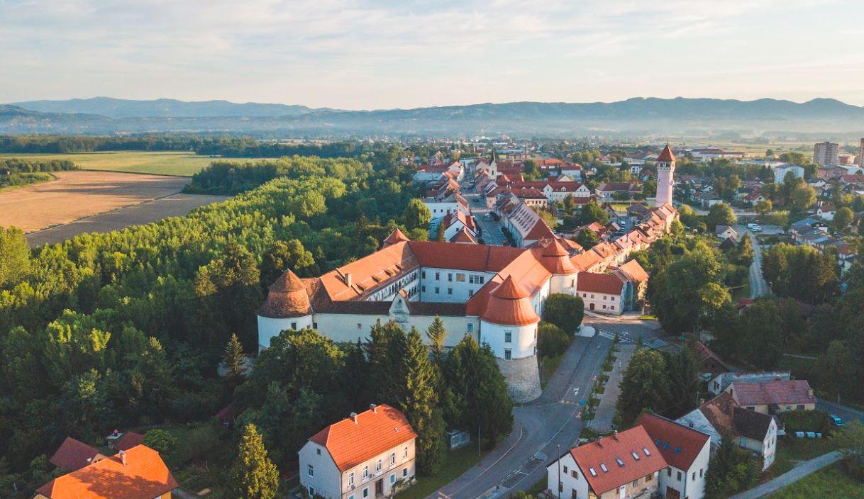 Grad Brežice z okoliškim mestom iz zraka