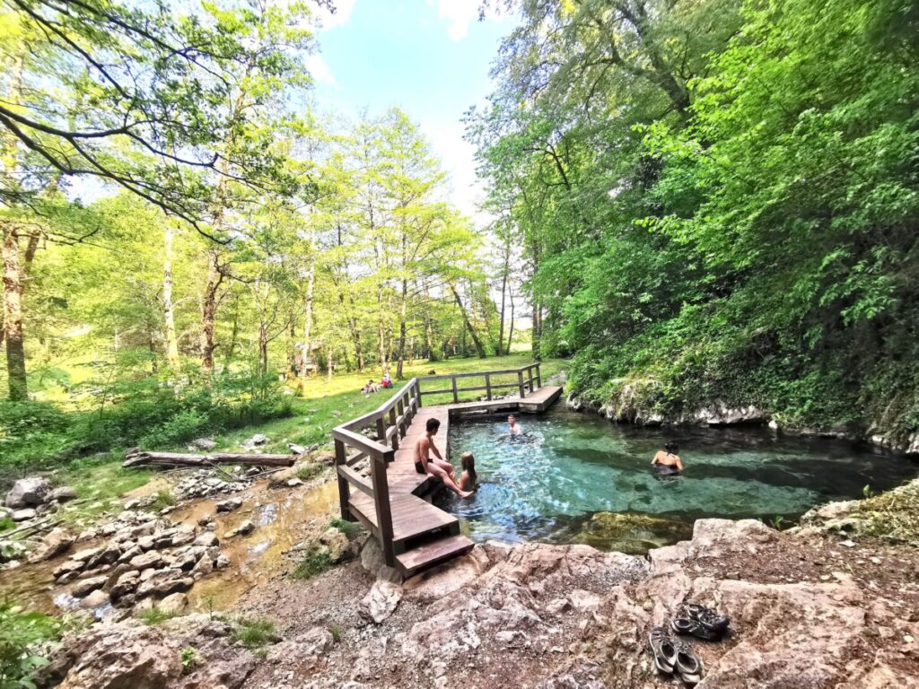 Naravni termalni bazen Klevevž sredi gozda